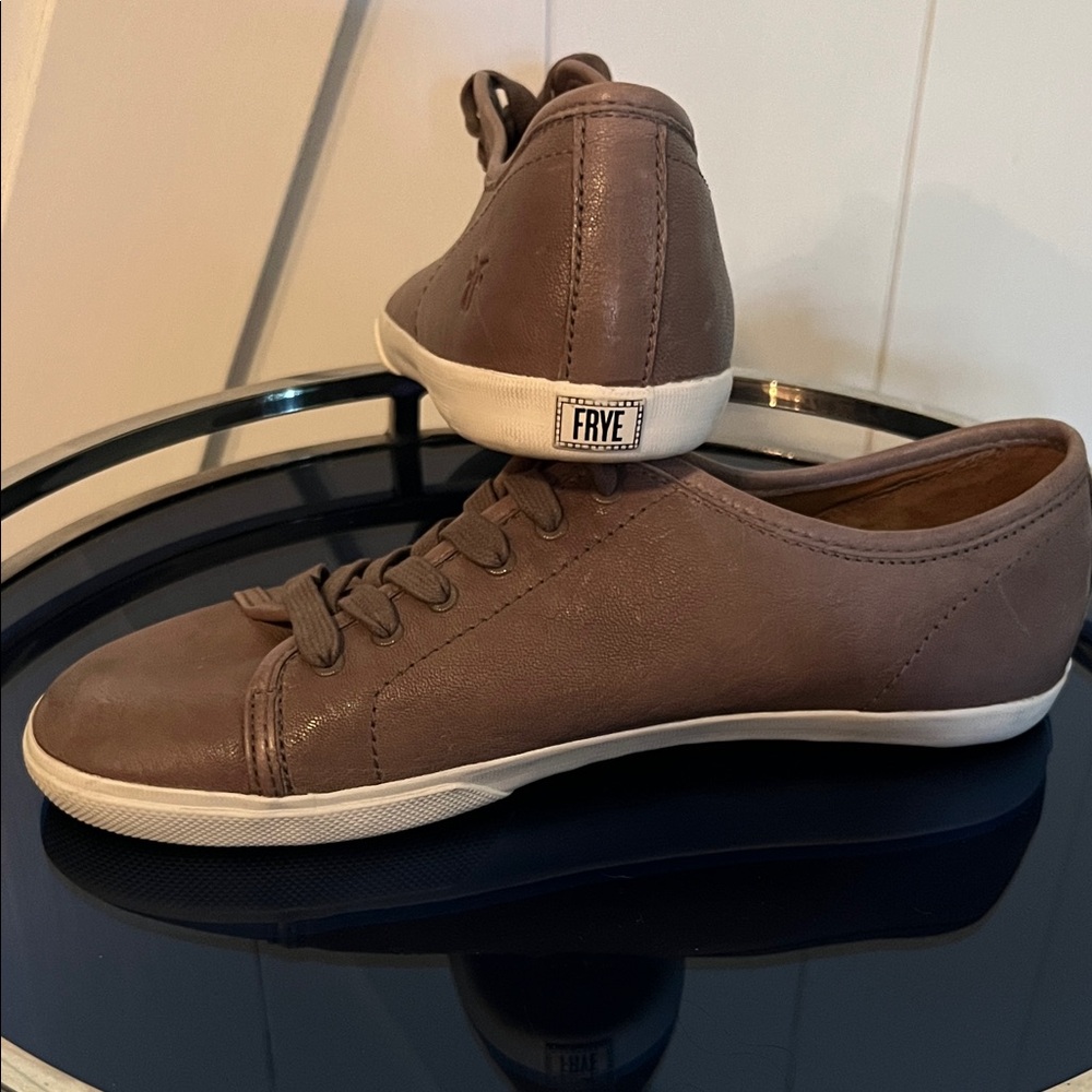 Frye Maya Taupe/Brown Leather Low-Top Sneaker.  Sz. 9. Pristine and stylish!🤎